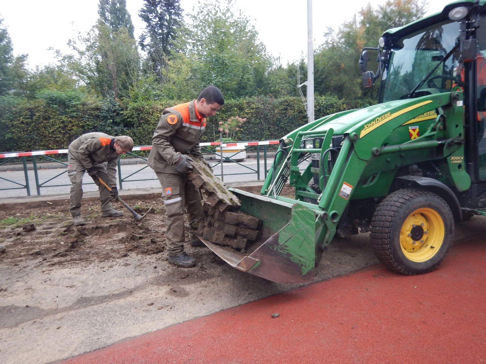 Les membres de l’ORPC travaillent ensemble sur un chantier avec un engin de terrassement.