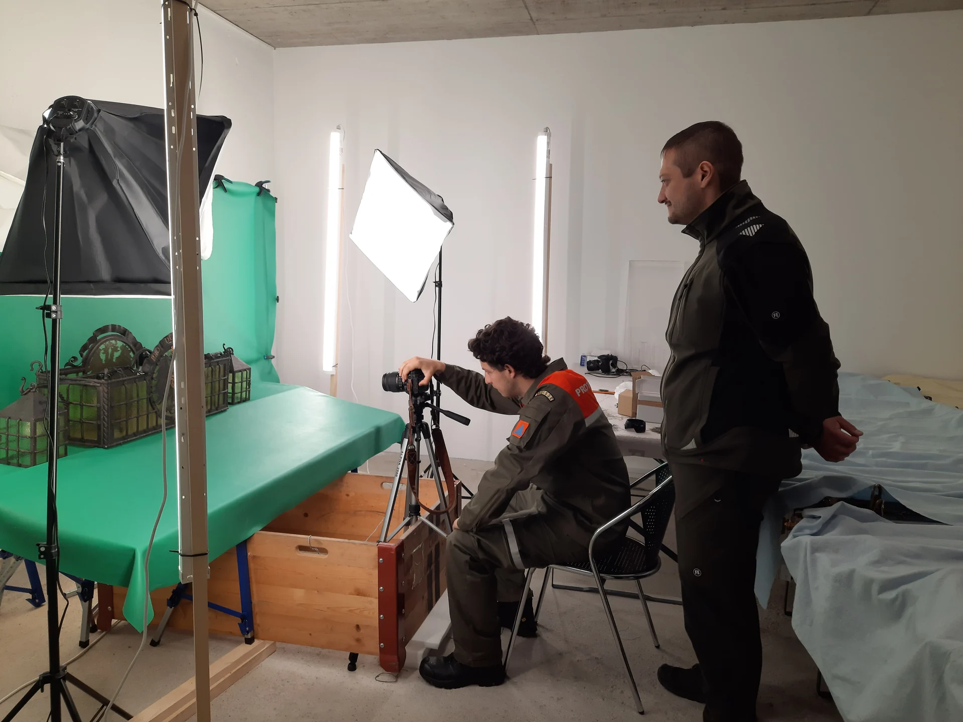 Deux membres de l’ORPC photographient un objet patrimonial pour le documenter.
