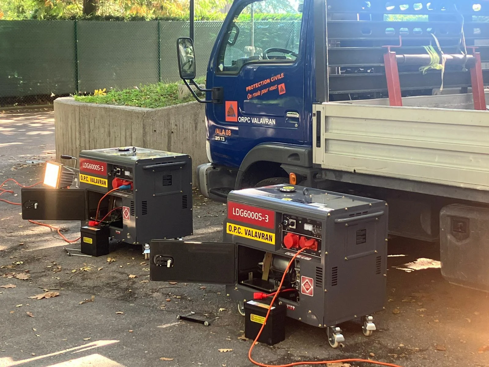 Des groupes électrogènes disposés près d’un camion de l’ORPC lors du cours de matériel d’octobre 2025.