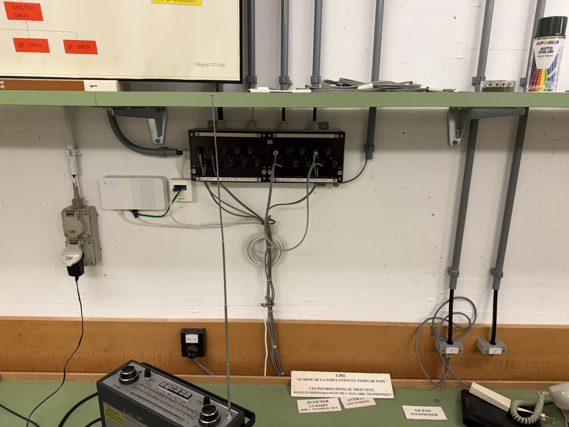 Poste de transmissions et équipements radio de la protection civile.