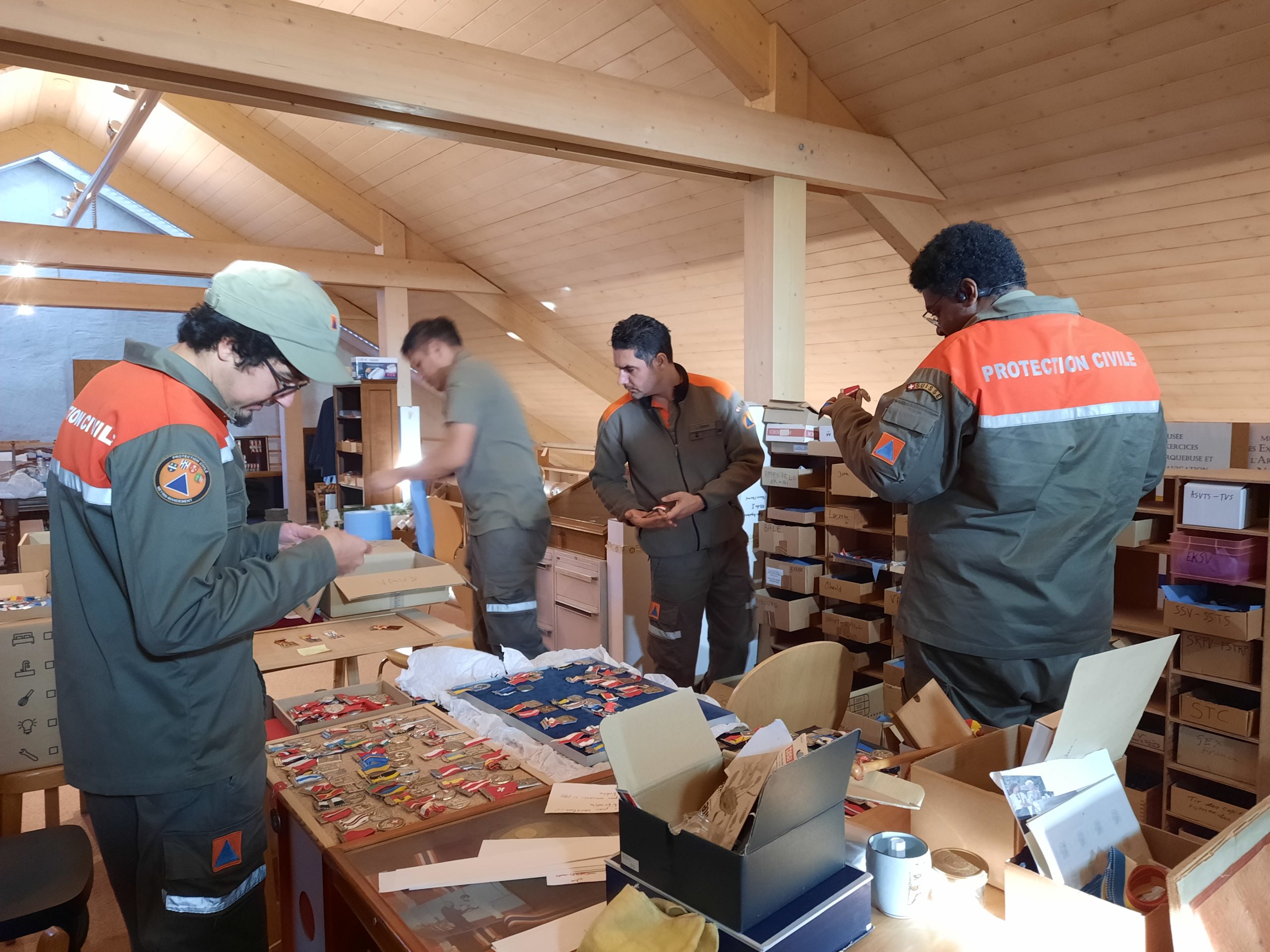 Membres de l’ORPC travaillant à la préservation de collections patrimoniales.