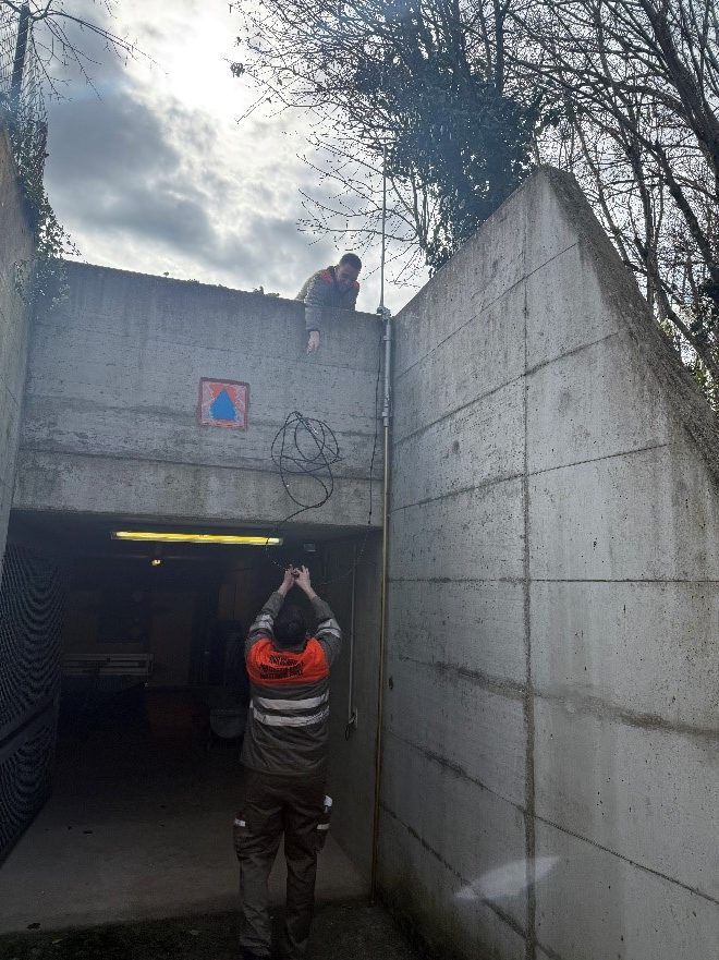 Membres de la protection civile installant un équipement de transmission.